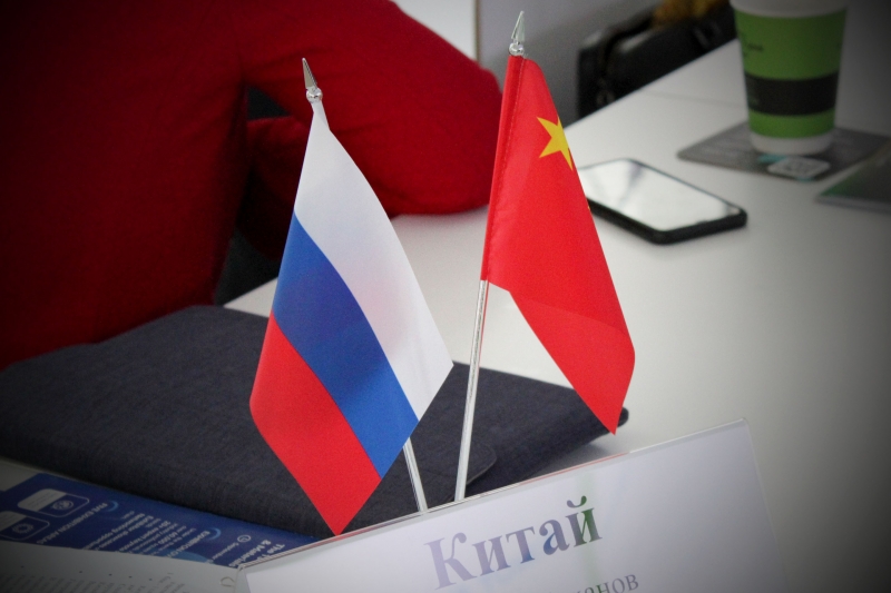 Флаги России и Китая