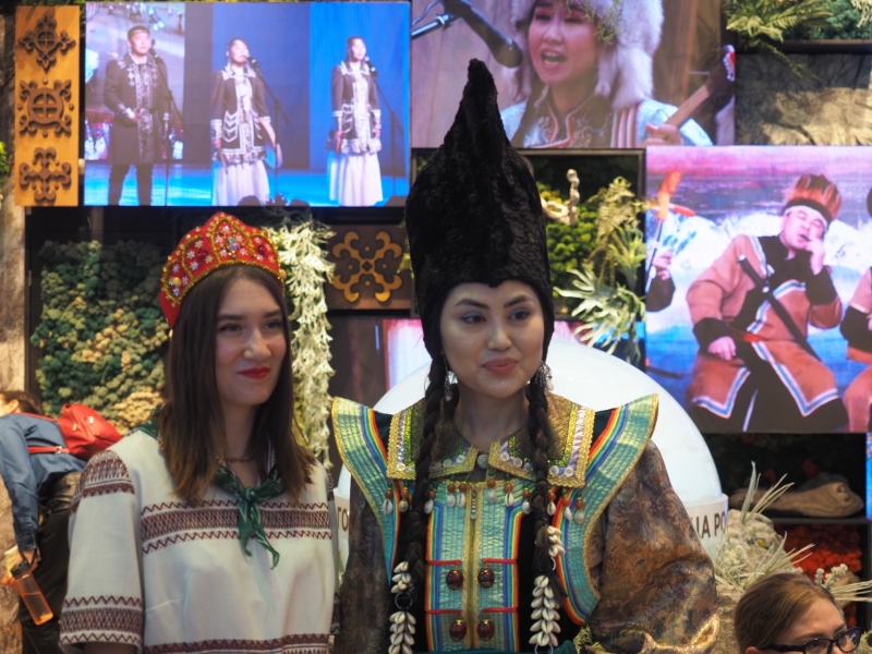 Люди в национальных костюмах