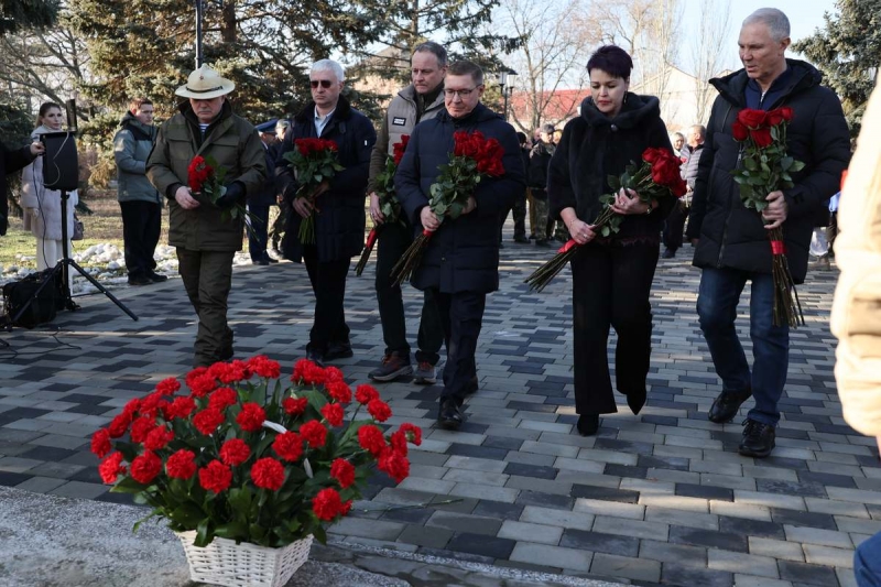 Возложение цветов к монументу «Скорбящая мать»