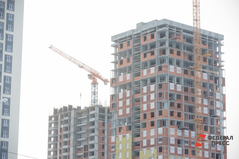Согласно опросу «ФедералПресс», при покупке квартиры и выборе застройщика россияне обращают внимание в основном на стоимость и качество строительства