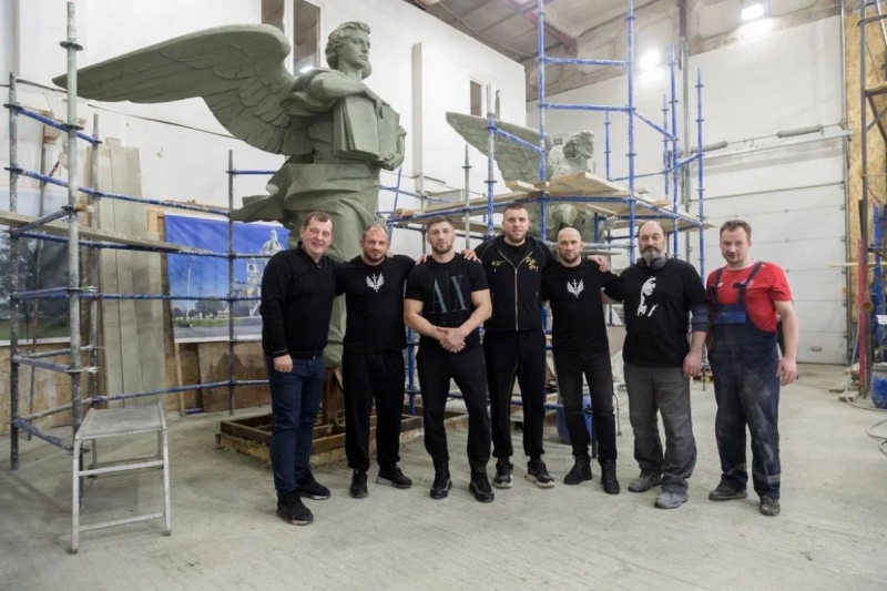 Уральские спортсмены приняли участие в создании памятника