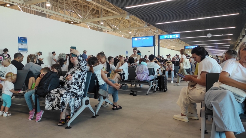 Пассажиры ожидают своих вылетов