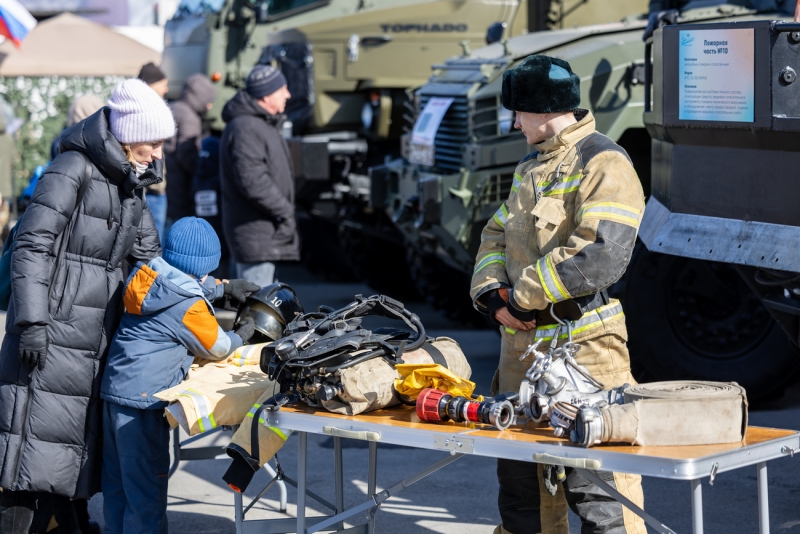 У национального центра «Россия» гостям представили выставку оружия и угощали солдатской кашей