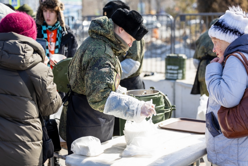 У национального центра «Россия» гостям представили выставку оружия и угощали солдатской кашей