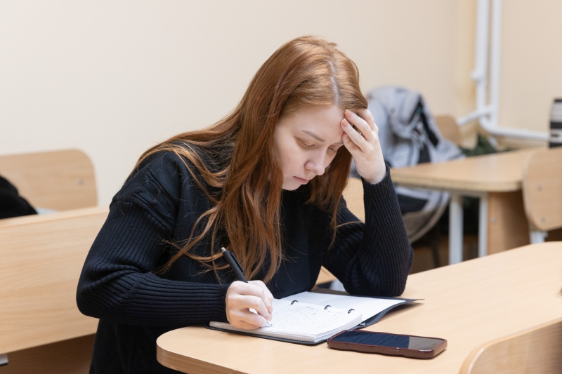 Девушка пишет