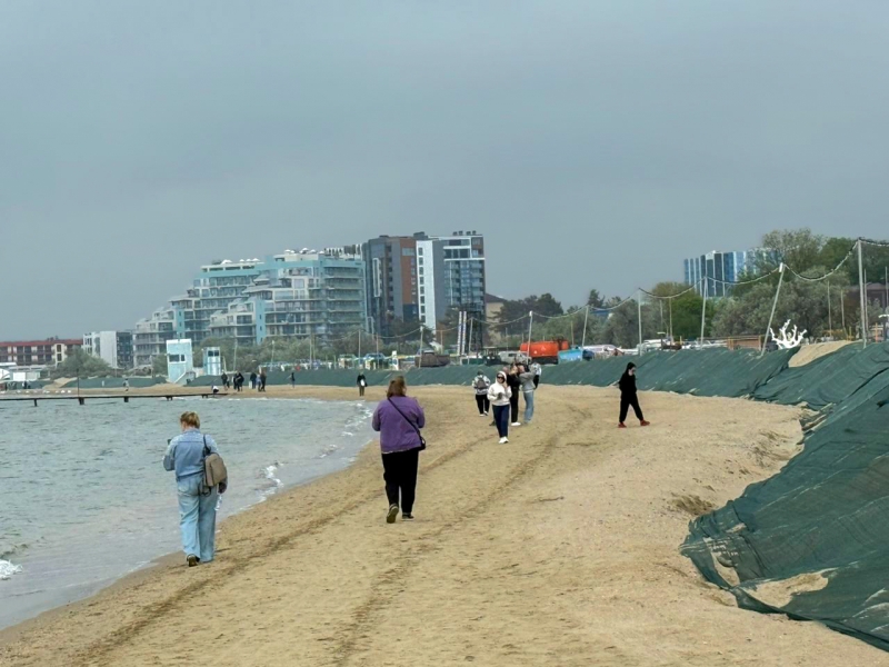 Туристы не верят в уборку мазута в Анапе из-за менталитета