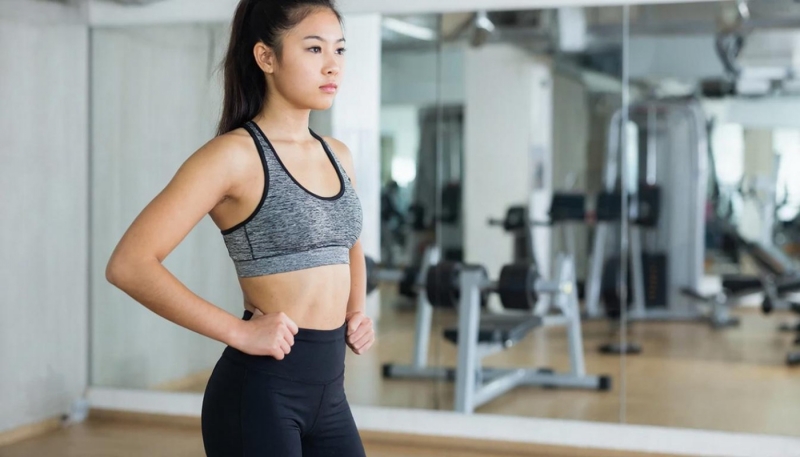 Девушка в зале