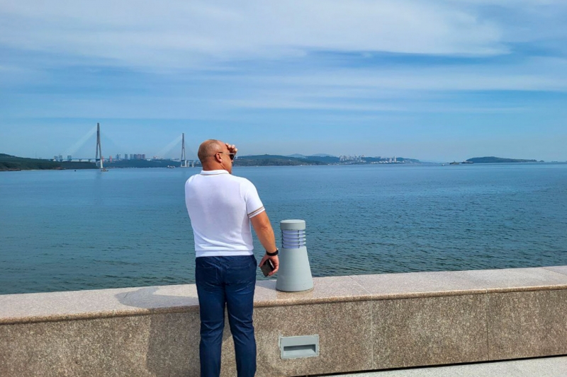 Мужчина на набережной