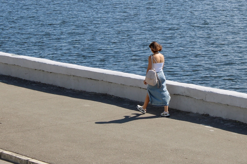 Женщина на набережной