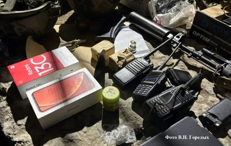 В арсенал входили автомат и гранаты