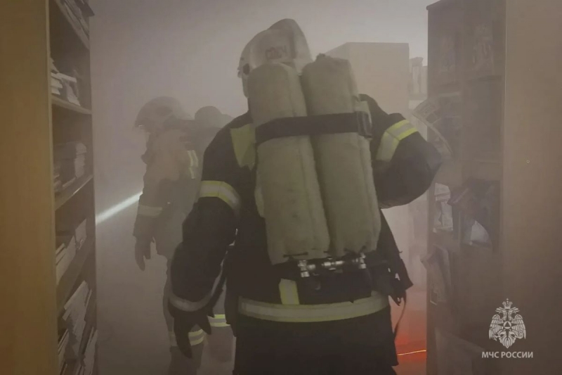 Пожарные в библиотеке