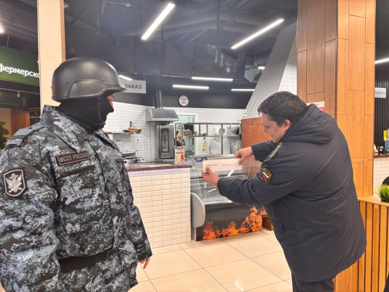 Судебные приставы в кафе