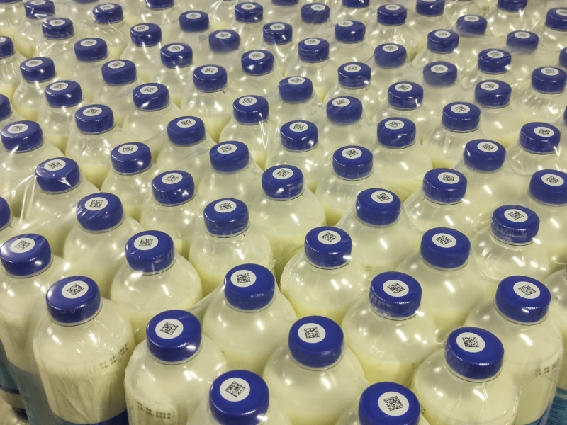 Роспотребнадзор забраковал десятки тонн молока