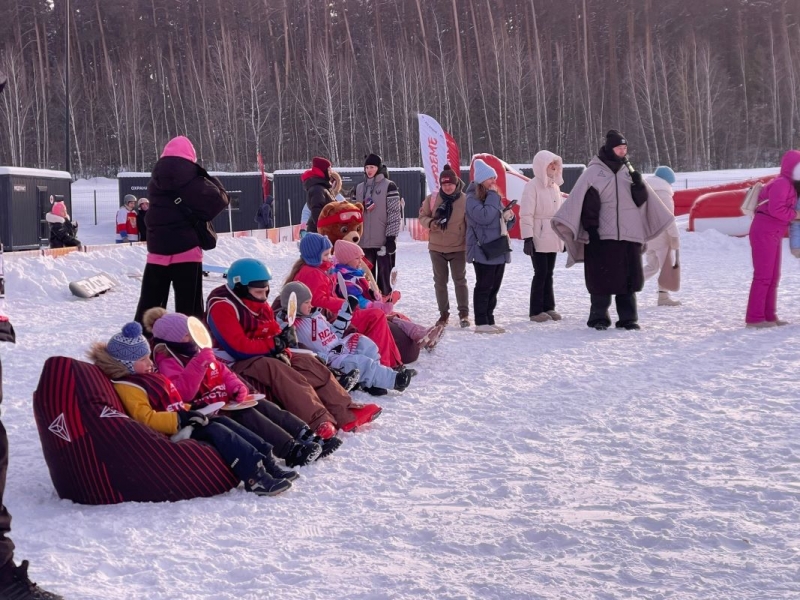 Головокружительные трюки на сноуборде и лыжах показывали райдеры в возрасте 3-6 лет