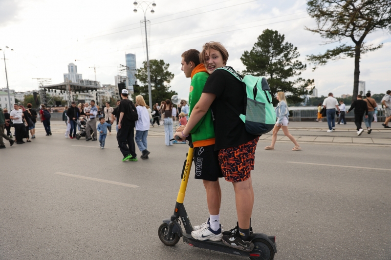 Двое подростков на самокате