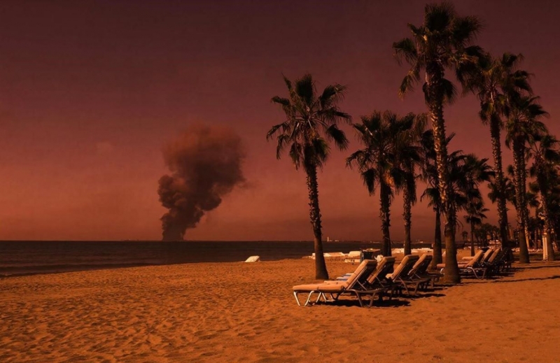 С пляжей виден горящий порт Джабаль-Али