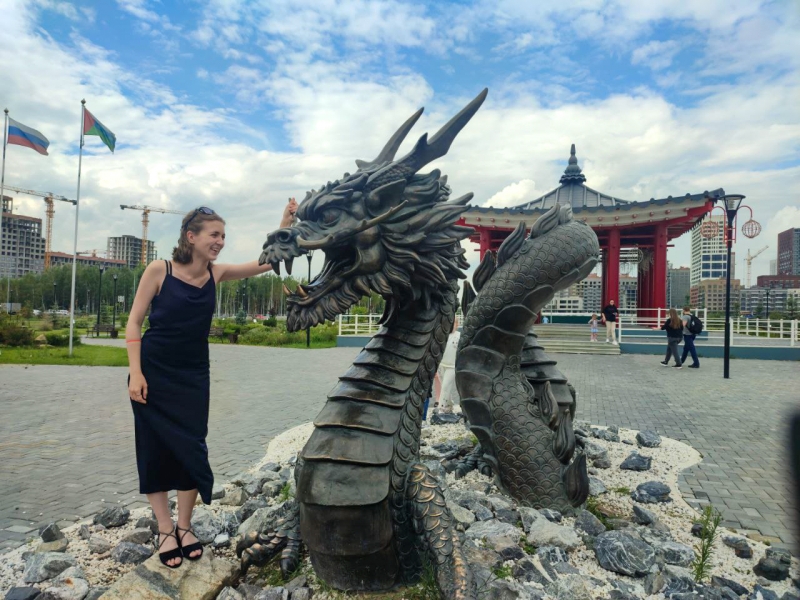 девушка с драконом