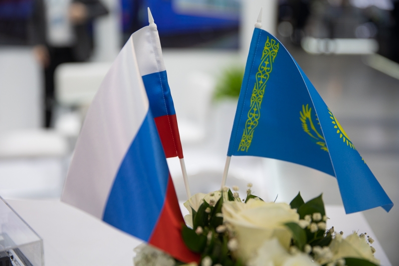 Флаги РФ и Казахстана
