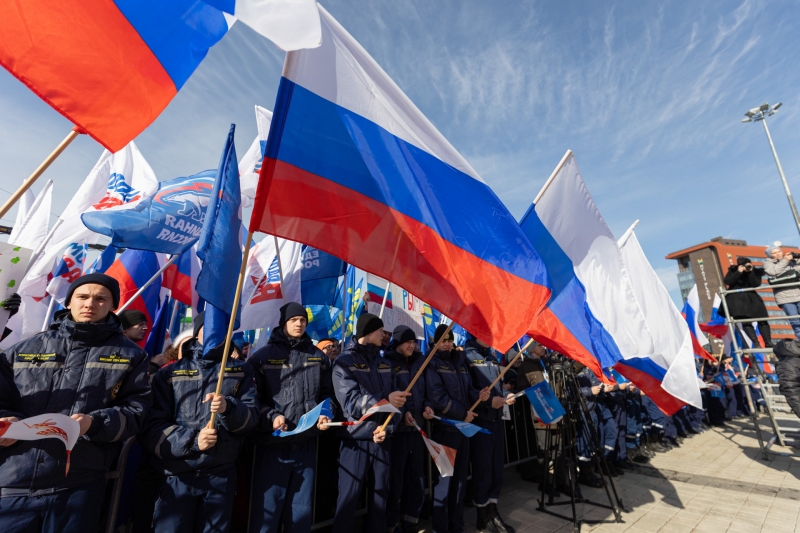 Люди с флагами РФ