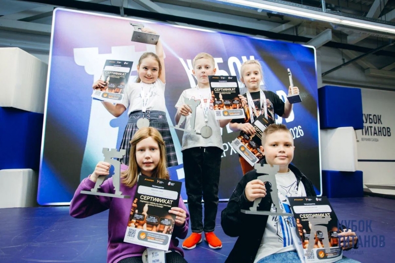 Победители получили кубки из титана