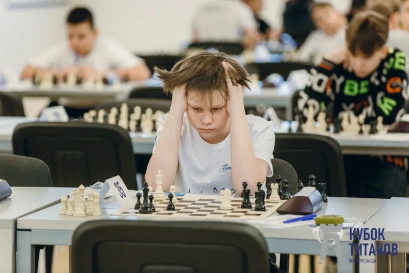 Победители получили кубки из титана