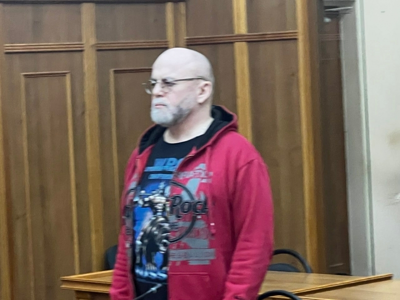 В суд Александр Штингер прибыл в хорошем настроении, которое испортилось после приговора