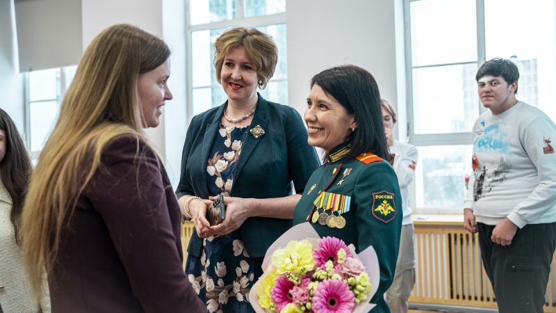 Женщин поздравили с 8 марта