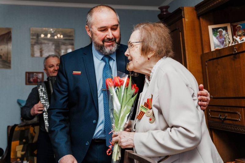 Женщин поздравили с 8 марта