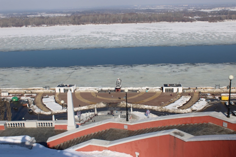 Снег тает, город оживает: весенний фоторепортаж с улиц Нижнего Новгорода