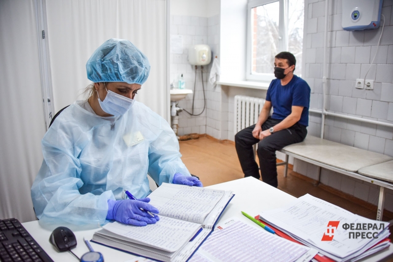 Вирусологи отмечают, что привитые люди практически не болеют клещевым энцефалитом