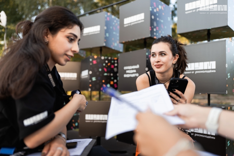 Девушка в радиорубке