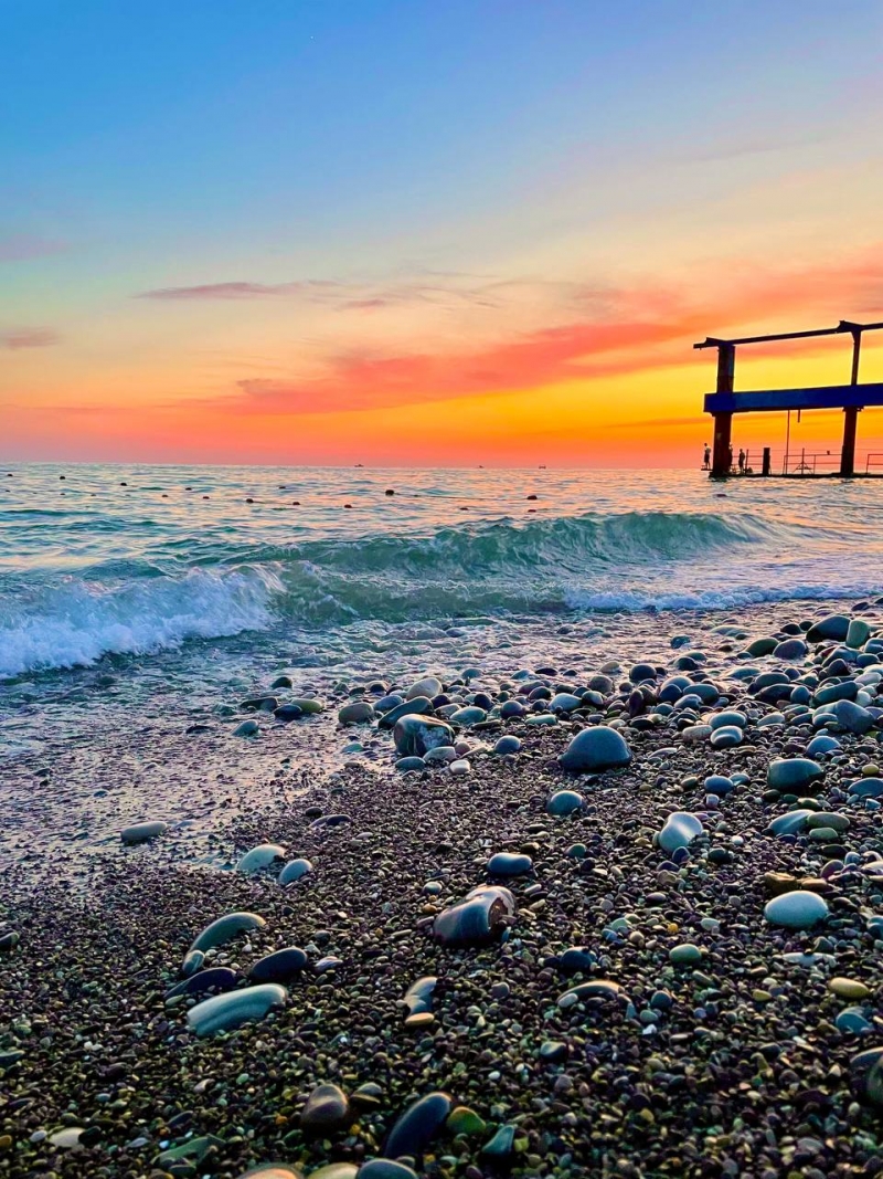 В Туапсе нефтепродукты из реки попали в Черное море