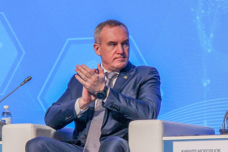 Губернатору Югры показали, как плетут маскировочные сети для бойцов