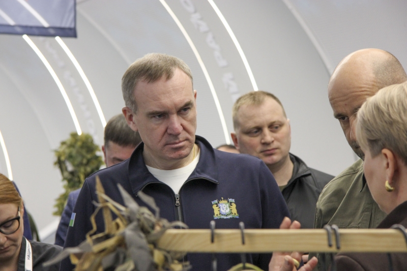 Губернатору Югры показали, как плетут маскировочные сети для бойцов