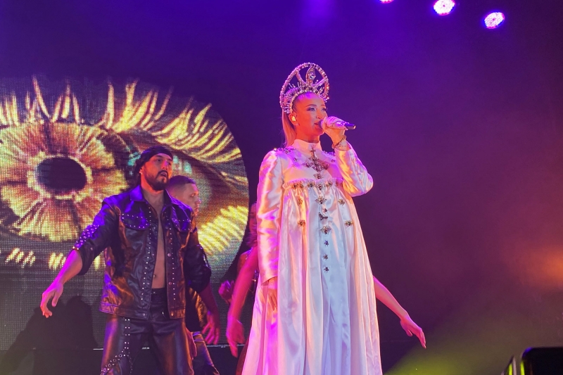 В течение вечера Бузова сменила еще несколько эффектных нарядов