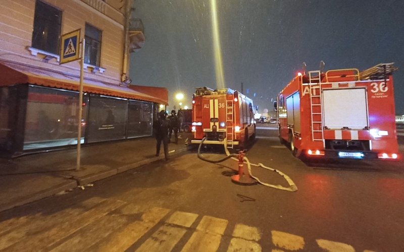 На месте происшествия продолжают работать сотрудники экстренных и оперативных служб