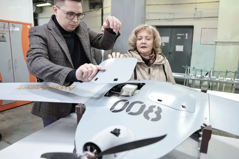 Людмила Бабушкина рассматривает дрон