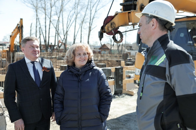 Людмила Бабушкина на фоне экскаватора