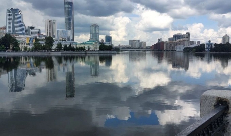 Вид на центр Екатеринбурга и городской пруд