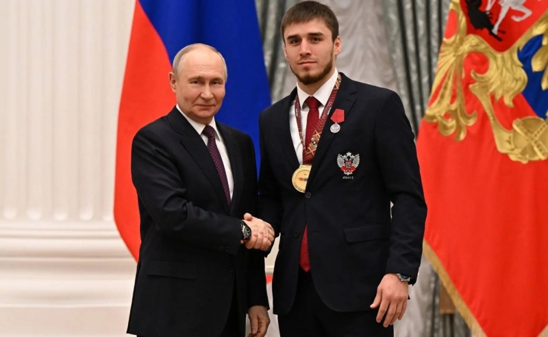 Награду из рук президента получил всемирно известный спортсмен Петр Ян