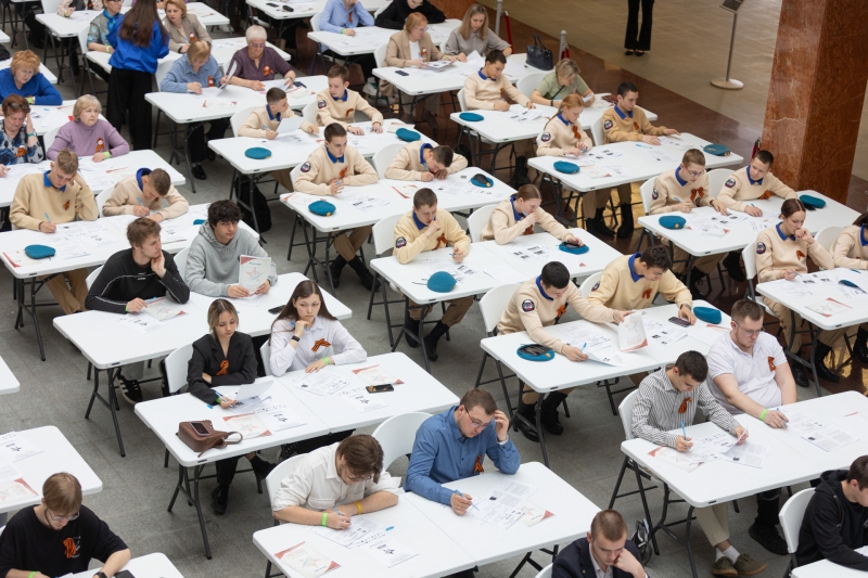 Диктант писали не только взрослые, но и молодежь