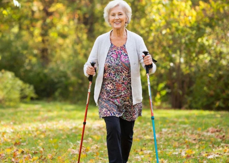 Пенсионерка со скандинавскими палками