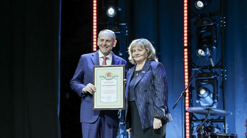 Людмила Бабушкина вручила почетный диплом президенту СОСПП Дмитрию Пумпянскому