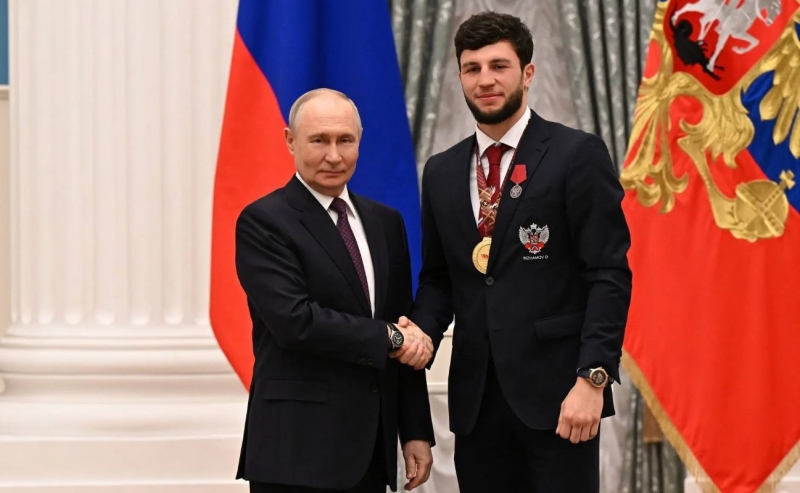 Награду из рук президента получил всемирно известный спортсмен Петр Ян