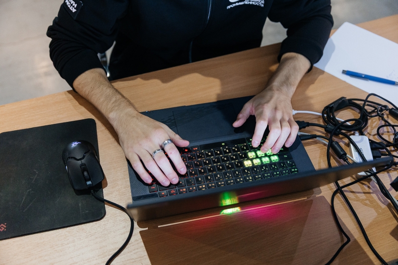 Человек за ноутбуком