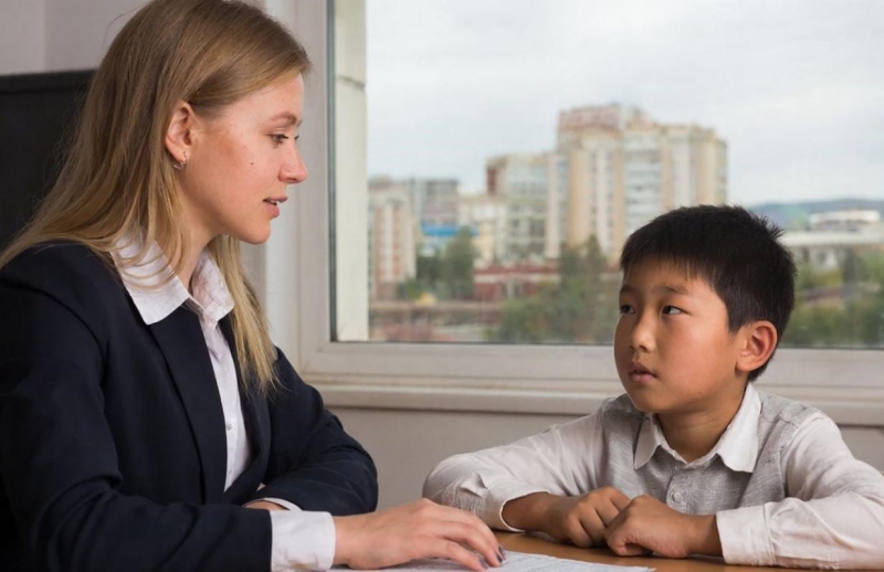 Учительница и мальчик-мигрант