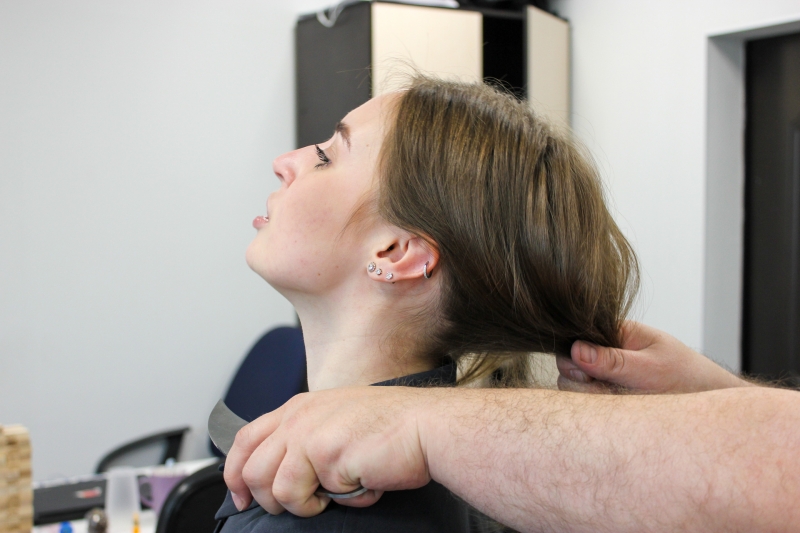 Девушке переломали руки и изрезали ножом