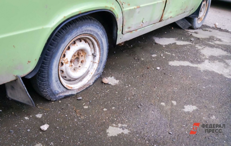 ВАЗ-2106 с пробитым колесом