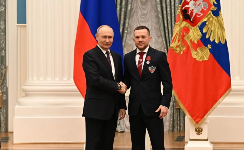 Награду из рук президента получил всемирно известный спортсмен Петр Ян