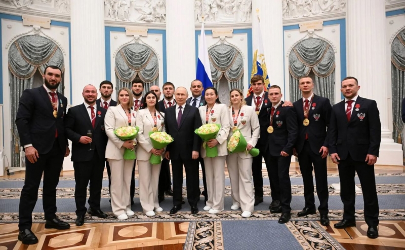 Награду из рук президента получил всемирно известный спортсмен Петр Ян